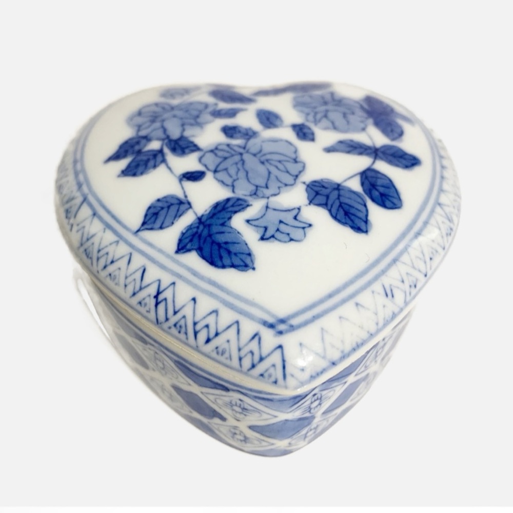Unbranded Blue and White Floral Heart Shaped Porcelain Trinket Box Glazed White